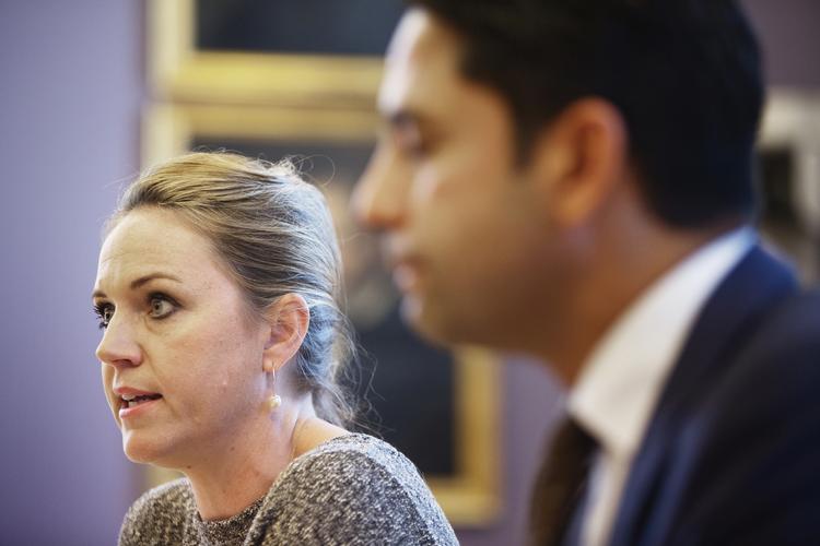 Stramninger. Justitsminister Karen Hækkerup og socialminister Manu Sareen på dagens pressemøde, hvor de fortalte om nye regler, der skal dæmme op for den tiltagende flygtningestrøm fra Syrien. 