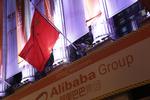 Børsen. Et kinesisk flag og et banner for Alibaba pryder børesen i New York i anledningen af, at selskabet bliver børsnoteret til en pris, der er den største i historien. 
