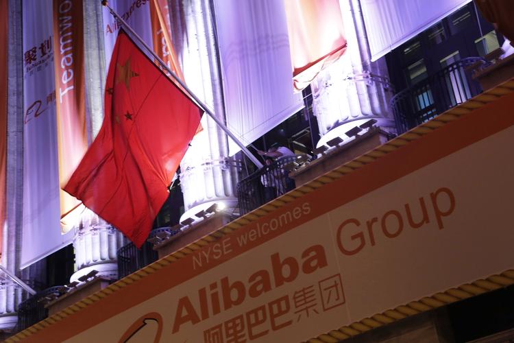 Børsen. Et kinesisk flag og et banner for Alibaba pryder børesen i New York i anledningen af, at selskabet bliver børsnoteret til en pris, der er den største i historien. 