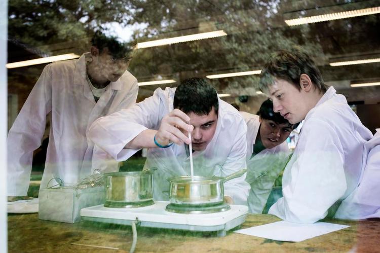 Naturvidenskab. Forstanderen på Faxehus efterskole håber, at flere elever i fremtiden vil søge den naturvidenskabelige studieretning. 