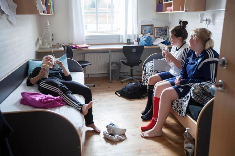 Fællesskab. Et efterskoleliv er udfordrende på mange niveauer, både fagligt og socialt. Her er det eleverne på Himmerlands Efterskole, der bruger en pause til at få tanket op. 