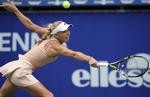 finaleklar. Caroline Wozniacki returnerer et slag fra Garbine Muguruza i semifinalen i Tokyo. 