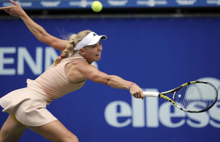 finaleklar. Caroline Wozniacki returnerer et slag fra Garbine Muguruza i semifinalen i Tokyo. 