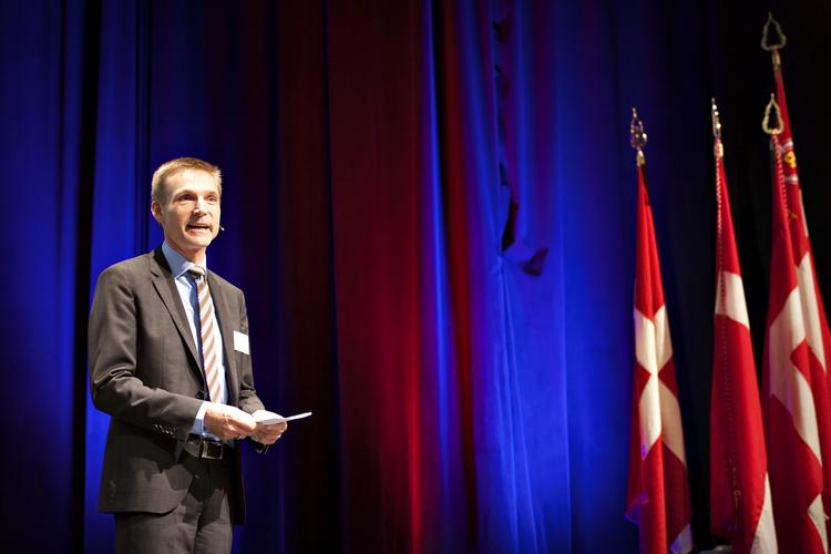 »Her og nu vil jeg sige til Helle Thorning-Schmidt og Socialdemokratiet, der som sagt holder kongres i denne weekend oppe i Aalborg: Kom nu på banen«, siger Kristian Thulesen Dahl. 