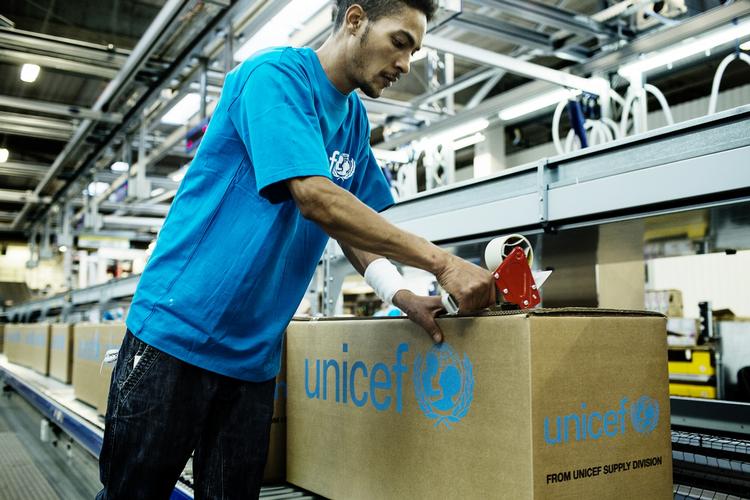 Det blev en travl dag ved samlebåndet for Victor Pequeno fra Mozambique, der også til daglig er ansat i Unicef. Foto: Ditte Valente 