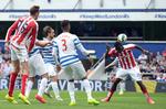 2-2. Stokes Peter Crouch (tv) header  Mame Biram Diouf (th) fri til kampens første mål i opgøret mod QPR. 