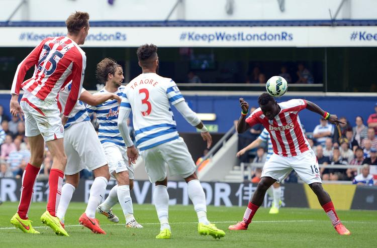 2-2. Stokes Peter Crouch (tv) header  Mame Biram Diouf (th) fri til kampens første mål i opgøret mod QPR. 