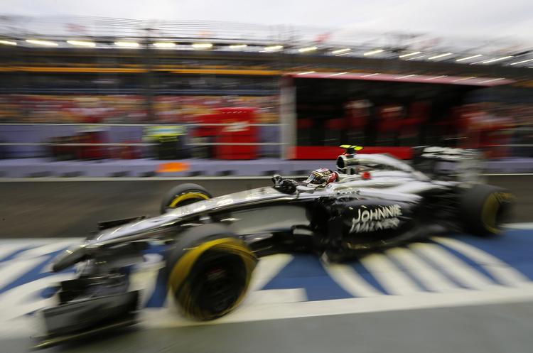 9'er. Kevin Magnussen på vej i pit under kvalifikationen i Singapore. 