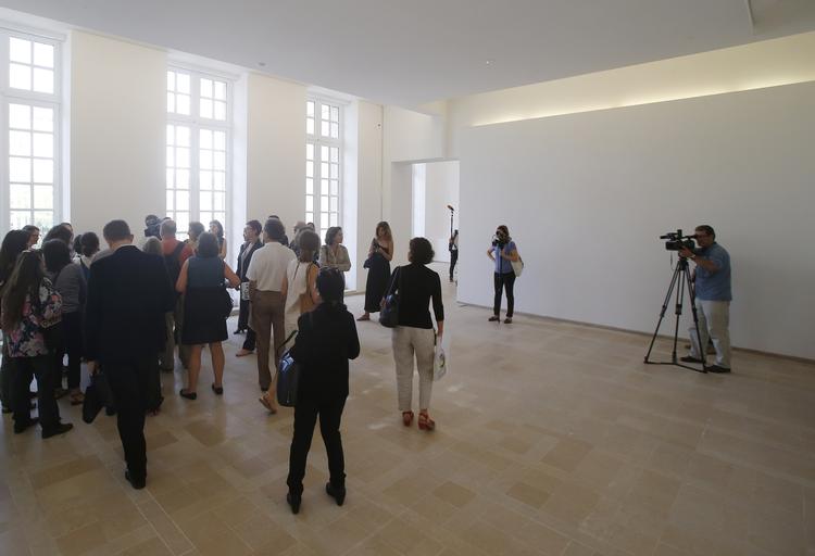 TOMT. Når museet i weekenden åbner, vil publikum primært kunne opleve synet af de nymalede vægge, dekorativt stukarbejde og tomme udstillingsmontrer. Derudover vil 6 Picasso-værker være sporadisk ophængt på museets 3700 kvadratmeter. Foto: AP/Michel Euler 