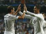 stjerneparade. Real Madrids Gareth Bale (tv) og Cristiano Ronaldo scorede tilsammen fem af holdets otte mål mod Deportivo. 