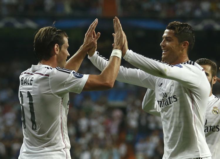 stjerneparade. Real Madrids Gareth Bale (tv) og Cristiano Ronaldo scorede tilsammen fem af holdets otte mål mod Deportivo. 