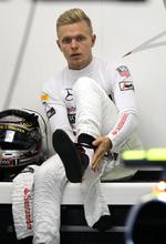 fokus. Kevin Magnussen forbereder sig i pitten før kvalifikationen. 