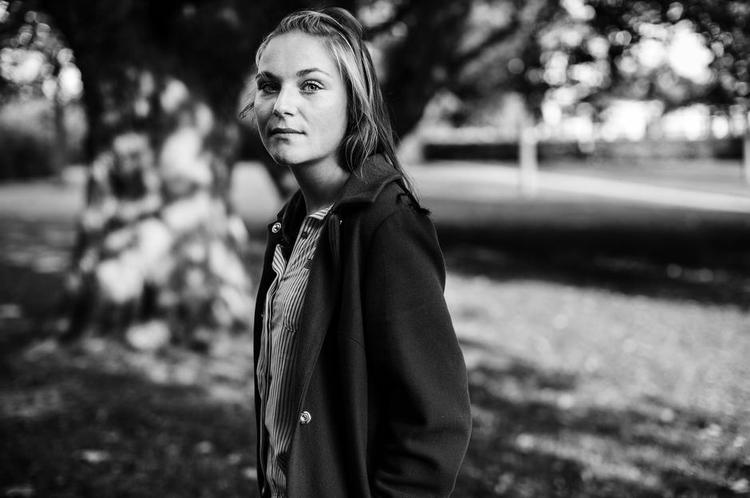 fortabt. Sarah Noes følte sig tit i vejen på sin fars hospitalsstue, og der var aldrig nogen læger eller sygeplejersker, der spurgte til hendes sorg og bekymringer. 