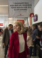 Kongres. Statsminister Helle Thorning Schmidt på vej til at møde pressen på Socialdemokraternes kongres i Aalbrog i dag. 