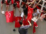 Autograf jægere. Fansene flokkedes om Cristiano Ronaldo, dengang i United-trøjen, da holdet i 2007 var på besøg i Macau. 