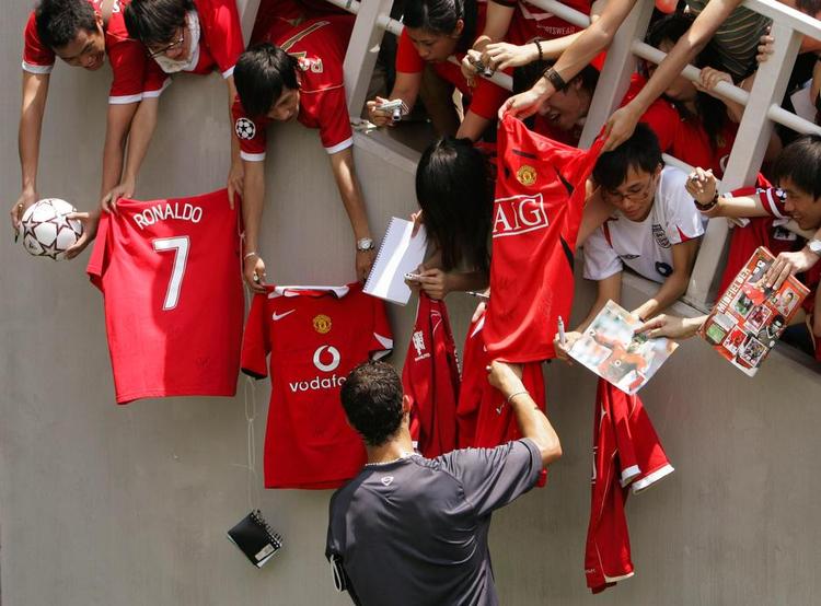 Autograf jægere. Fansene flokkedes om Cristiano Ronaldo, dengang i United-trøjen, da holdet i 2007 var på besøg i Macau. 