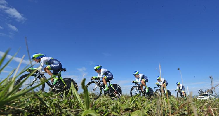 Australske Orica-Ais med svenskeren Emma Johansson, italieneren Valentina Scandolara og den australske kvartet Annette Edmondson, Melissa Hoskins, Jessie MacLean og Amanda Sprat snuppede sølvet i stedet for det hollandske Rabo Liv-hold, der ellers havde kurs mod andenpladsen. 