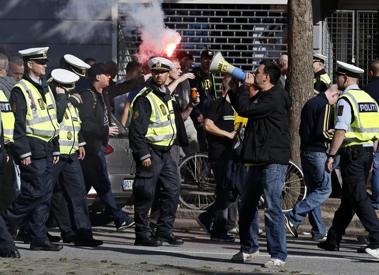 Dialogbetjente. Forud for dagens Superliga-kamp mellem Brøndby og FCK havde Københavns Politi sendt et antal dialogbetjente på gaden for at følge Brøndbys fans mod Parken på Østerbro i København. 