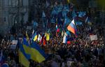 Protest. Demonstranter med både russiske og ukrainske flag gik i dag i gennem Moskvas gader i protest mod den russiske rolle i Ukraine-konflikten. 