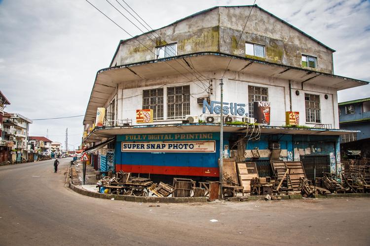 Ebola. Lukkede butikker og næsten tomme gader i byen Freetown, efter at det meste af Sierra Leone er ramt af generelt udgangsforbud på grund af ebolasygdommen. 