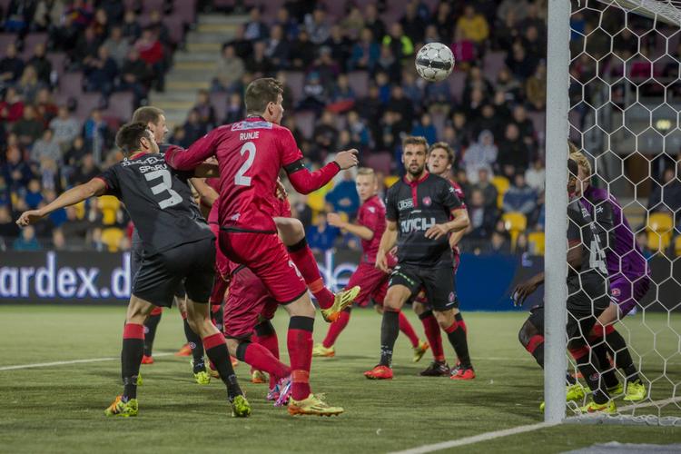 CHANCERIGT. Lige fra start var der gode chancer i begge ender, inden FC Nordsjælland prøvede noget usædvanligt. 