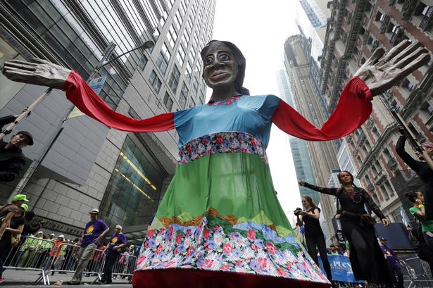En stor 'Moder Jord' på gaden i New York forud for 'Folkets Klimamarch'. 