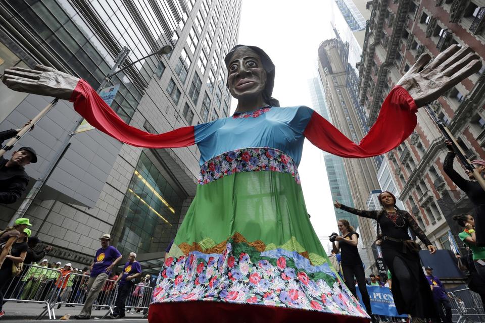 En stor 'Moder Jord' på gaden i New York forud for 'Folkets Klimamarch'. 