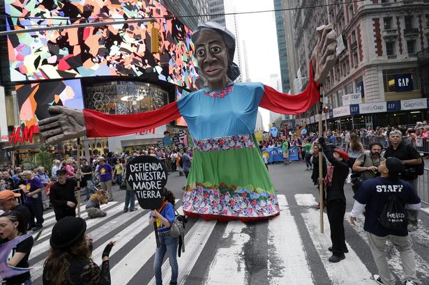 'Moder Jord' går ned af 42.gade i New York. 