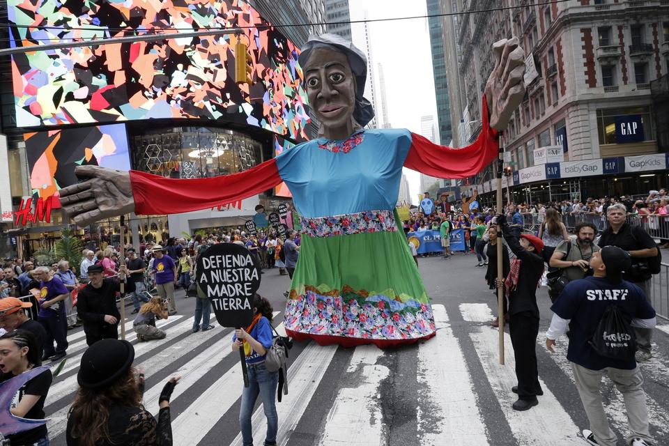 'Moder Jord' går ned af 42.gade i New York. 
