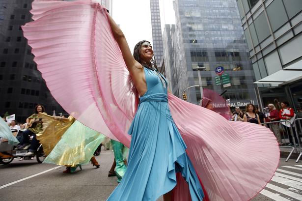 Flere af demonstranterne havde klædt sig ud - her på Sixth Avenue i New York. 