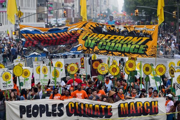 Klimamarchen passerer Columbus Circle i New York 