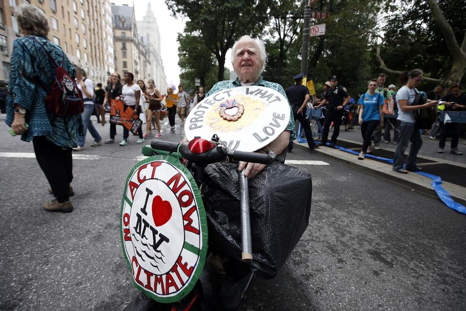 Den 83-årige forfatter, Malachy McCourt, venter på klimamarchen i New York. 
