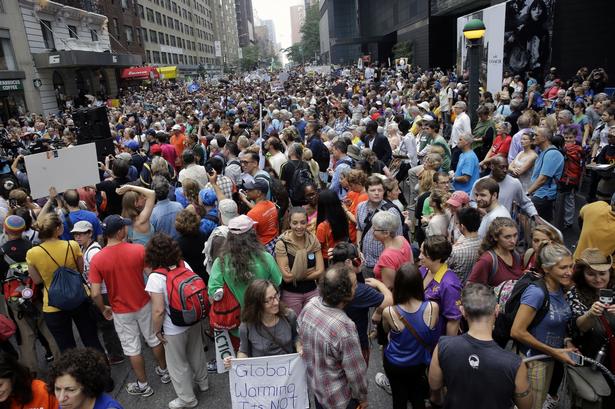 Klimademonstranterne fylder New Yorks gader. 