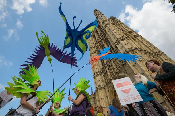Fugle og udklædte demonstranter deltog også i klimamarchen i London. 