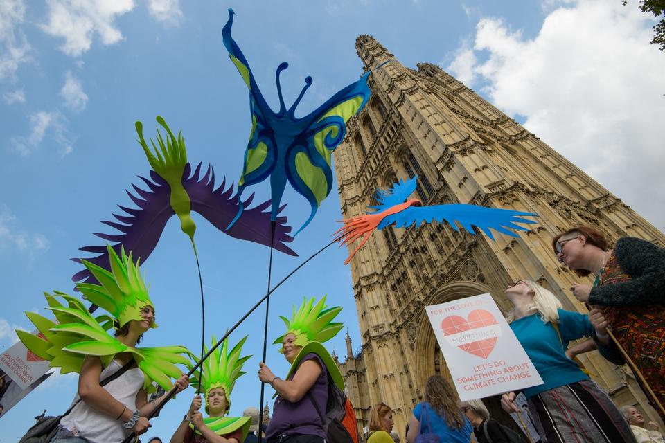 Fugle og udklædte demonstranter deltog også i klimamarchen i London. 