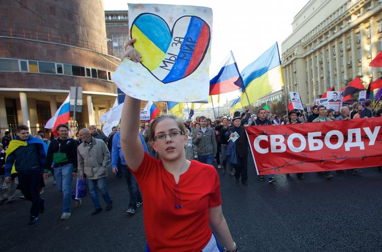 FREDSDEMONSTRATION. Tusindvis af russere var i dag på gaden i Moskva. De havde ét budskab til Putin: Stop krigen i Ukraine. 