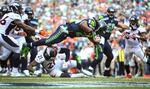 26-20. Seattle Seahawks' Marshawn Lynch flyver ind til en touchdown i kampen mod Denver Broncos. 