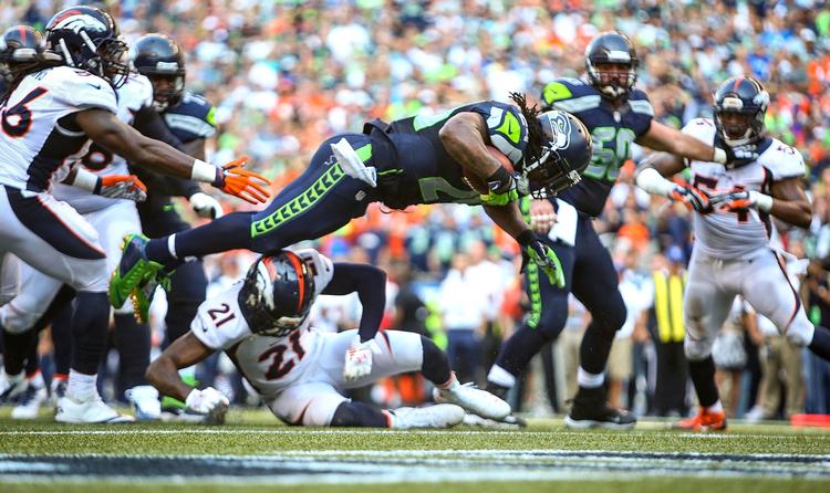 26-20. Seattle Seahawks' Marshawn Lynch flyver ind til en touchdown i kampen mod Denver Broncos. 