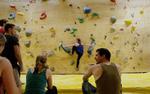 SNAKKEKLATRING. Fordi bouldering foregår lige over jorden, kan kammeraterne følge med nede fra madrassen og komme med råd og opmuntringer. 