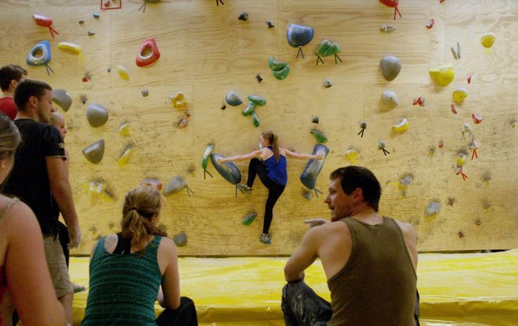 SNAKKEKLATRING. Fordi bouldering foregår lige over jorden, kan kammeraterne følge med nede fra madrassen og komme med råd og opmuntringer. 