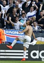 1-0. FCK's Bashkim Kadrii udfører en slags jubeldans efter at have scoret kampens enlige mål i arvefjendeopgøret mod Brøndby. 