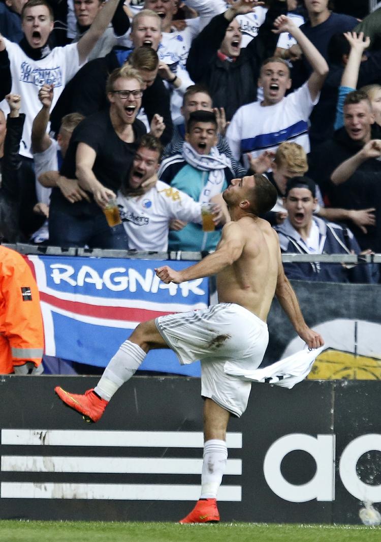 1-0. FCK's Bashkim Kadrii udfører en slags jubeldans efter at have scoret kampens enlige mål i arvefjendeopgøret mod Brøndby. 