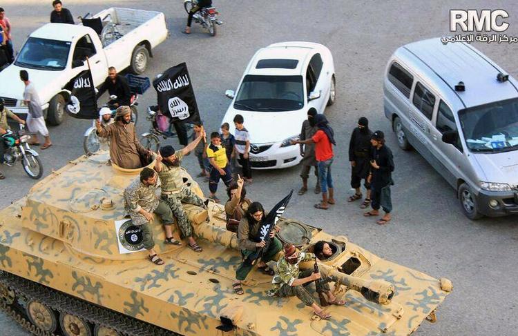 Gadebillede. Dette foto fra IS-hovedbyen Raqqa er taget af syriske oppositionsfolk. Byen er livsfarlig for uafhængige journalister og fotografer - og mange andre. Foto: AP / Raqqa Media Center 