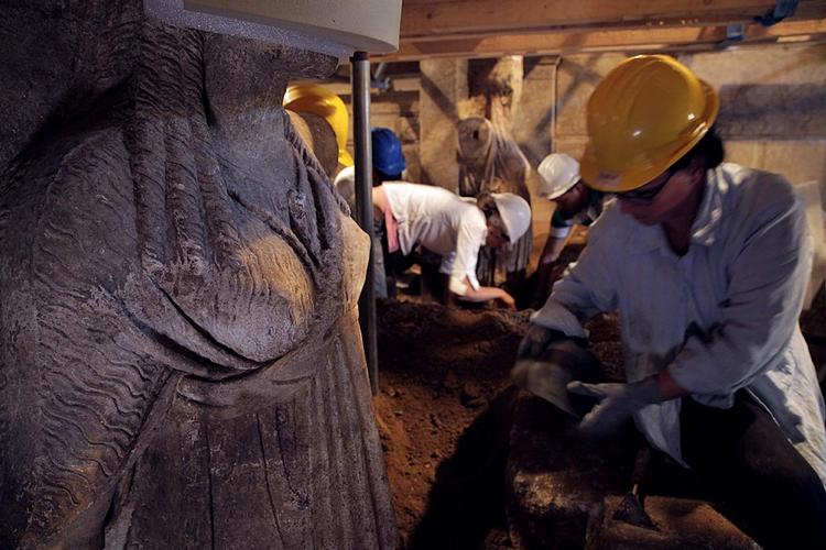 Begravet. Graven dateres tilbage til 325 f.Kr. - to år før den antikke kriger-konge Alexander den Store døde. Det vides endnu ikke, hvem graven blev bygget til, selvom Alexander den Store er begravet i Egypten. 