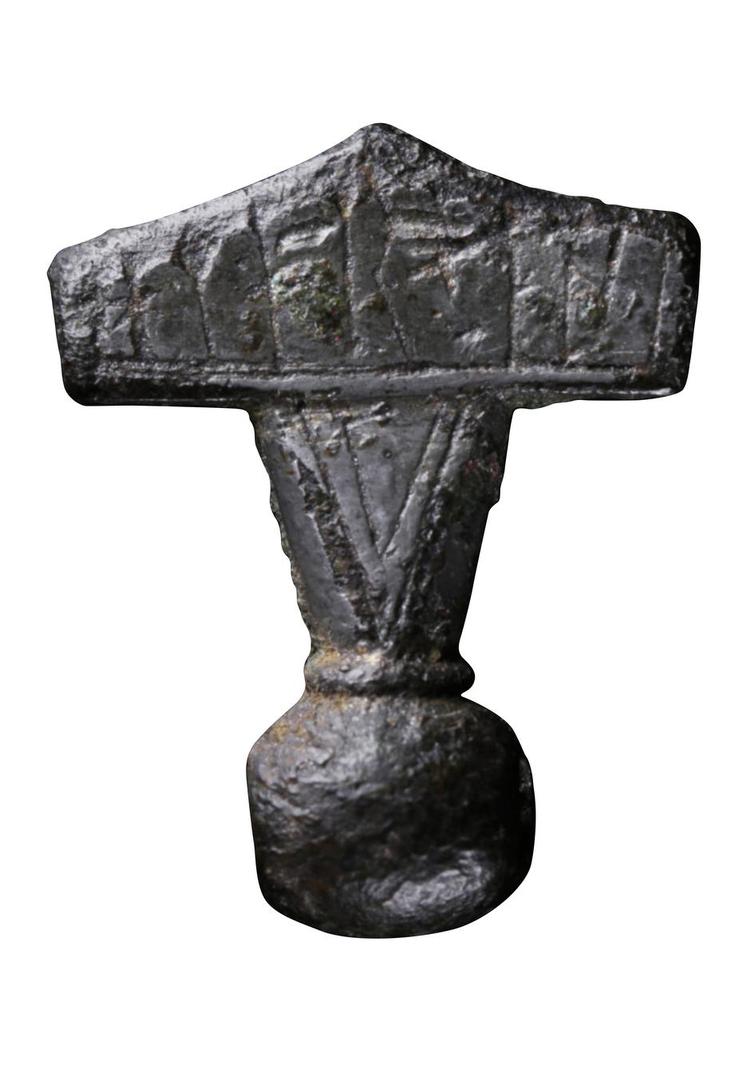 Thors. En dansk amatørarkæolog fandt tidligere i år denne lille genstand på Lolland. Fundet bekræfter en mangeårig antagelse om, at Thors hammer faktisk er en hammer. Med runeskrift står: 'Hmar x is', hvilket betyder 'dette er en hammer'. Ordet har vi lånt fra finsk, viser ny forskning. 