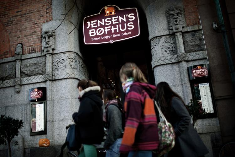 Trustpilot, hvor forbrugere anmelder eksempelvis oplevelser af hoteller og restauranter, måtte lørdag lukke for nye anmeldelser af Jensens Bøfhus og Jensens Fiskerestaurant. 