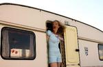DUKKEHJEM. Er Nora blevet fri eller bare hjemløs? Kom indenfor i campingvognen, og lugt dig frem. 