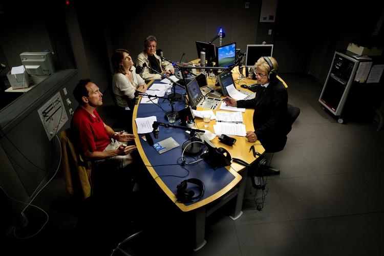 Medier. Peter Viggo Jakobsen ses her (til venstre) som del af et panel på P1 ved en tidligere lejlighed, hvor Niels Lindvig var vært ved mikrofonen. 