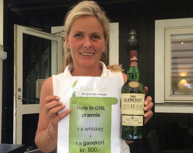 PRÆMIERET. I juli, august og september har Gitte Nielsen gjort sig fortjent til en flaske whisky for at lave hole-in-one i Kokkedal Golfklub. 