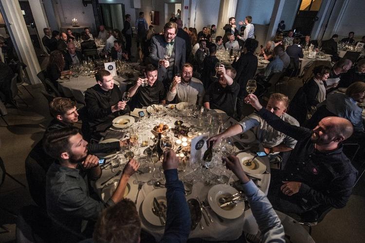 Vinder. Restaurant Kadeau kom med på et afbud og tog både prisen for årets bedste ret i kategorien 'hav' og for årets bedste betjening. Her skåler indehavere og personale på sejrene. Foto: Frederik Hilmer. 